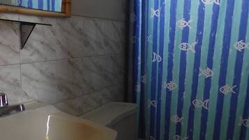 Superior Twin Room | Bathroom | Shower, free toiletries