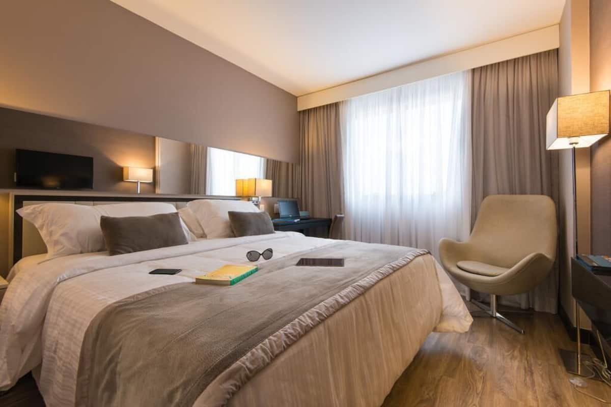 Cofres nos quartos, cortinas blackout, quartos à prova de som