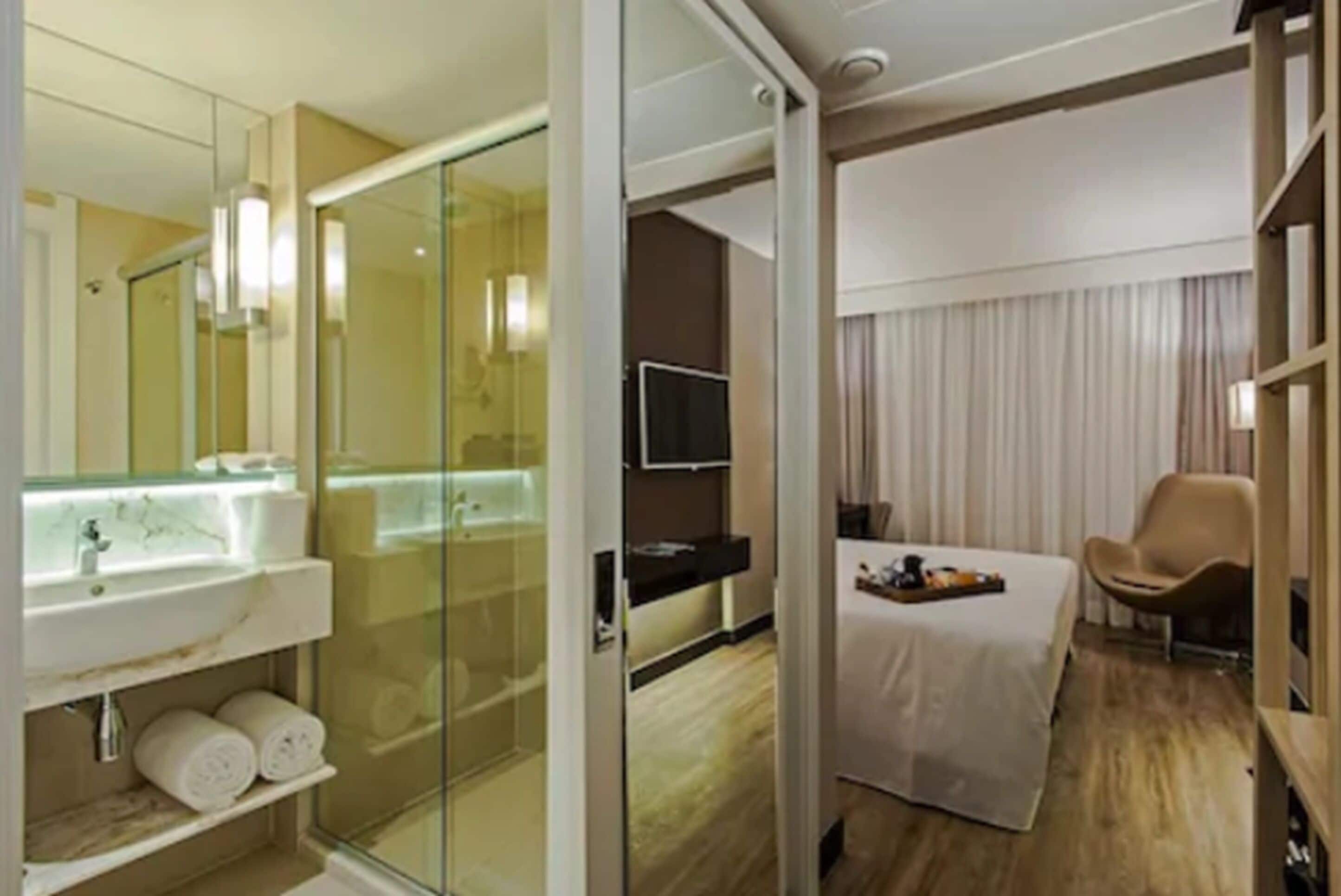 Shower, free toiletries, towels