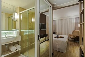 Shower, free toiletries, towels - Hotel Atlântico Prime (Rio de Janeiro)