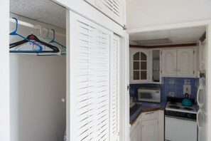 Studio tiện nghi đơn giản, nhiều giường, quang cảnh thành phố | 1 phòng ngủ, két bảo mật tại phòng 