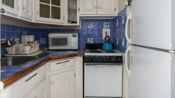 Comfort Studio, Multiple Beds, City View | Private kitchen | Fridge, microwave, stovetop