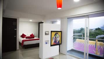 Egyptian cotton sheets, premium bedding, in-room safe, desk