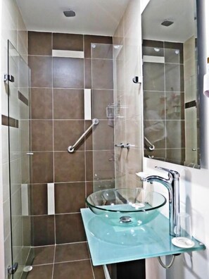 Douche, articles de toilette gratuits, sèche-cheveux