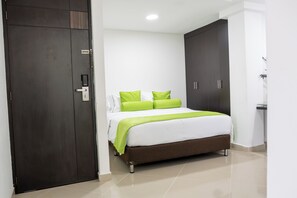 Basic Apartment | Egyptian cotton sheets, premium bedding, in-room safe, desk - Hotel Piaro In Apartasuites (Cali)