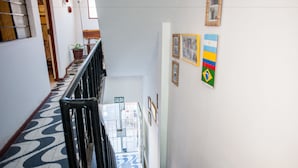 Una escalera con piso estampado que lleva a una puerta con la señalización "SALIDA".