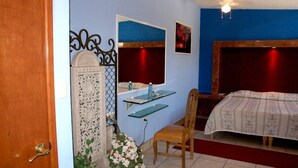 Desk, cribs (surcharge), WiFi (free) - HN Hotel (Durango)