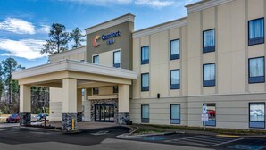 A Comfort Inn hotel with a covered entrance, multiple floors, and a parking area. - Comfort Inn South Chesterfield - Colonial Heights (Colonial Heights)