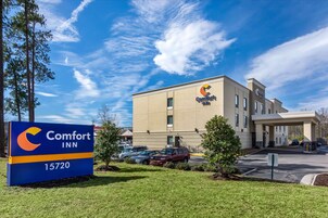 Un hotel Comfort Inn con un cartel que muestra el nombre y la dirección.