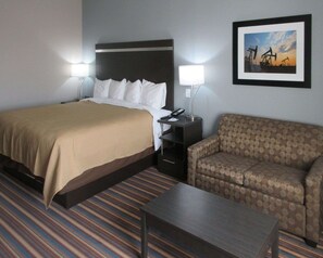 办公桌、笔记本电脑工作区、遮光窗帘、熨斗/熨衣板