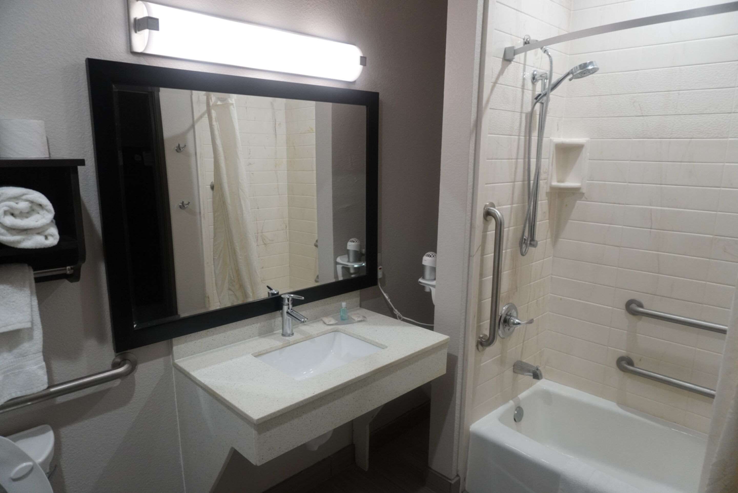 combined shower/bathtub, free toiletries, hair dryer, towels