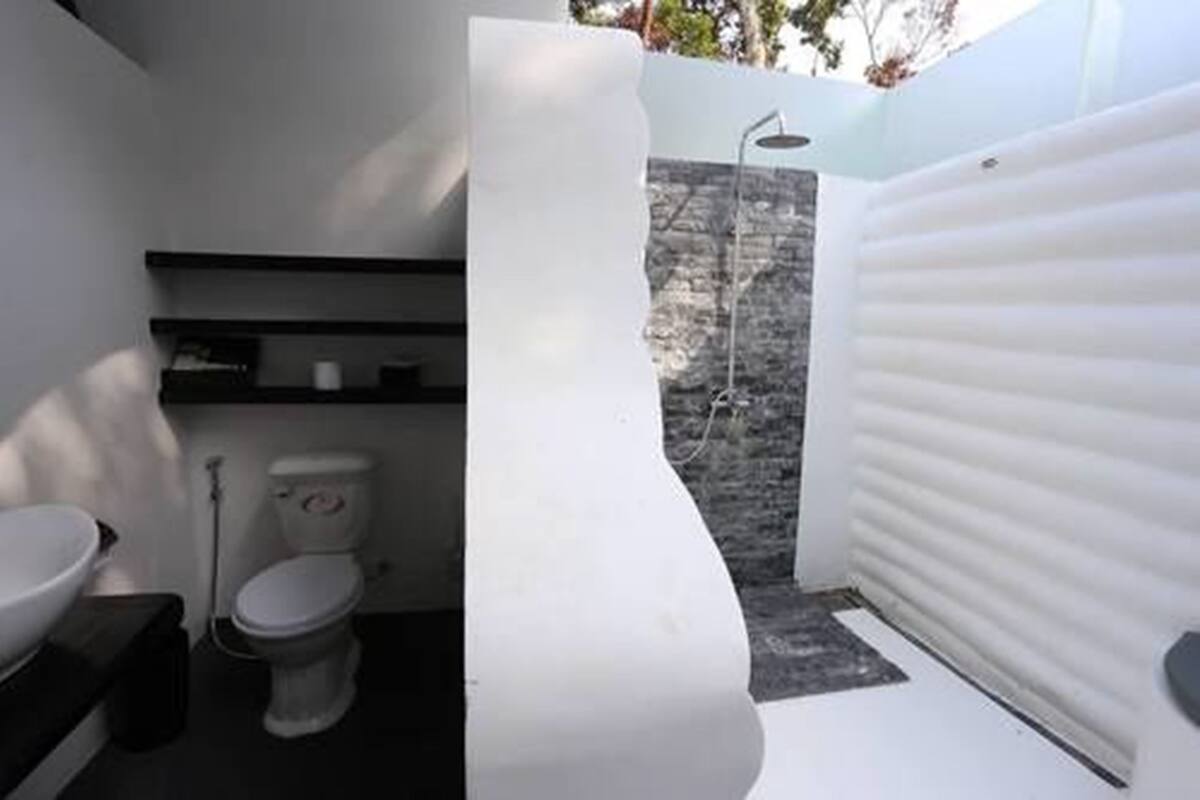 deluxe room, 1 king bed | bathroom | shower, hair dryer, bathrobes, slippers