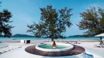 Nära stranden, solstolar, parasoller och strandhanddukar