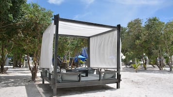 Plage à proximité, chaises longues, parasols, serviettes de plage