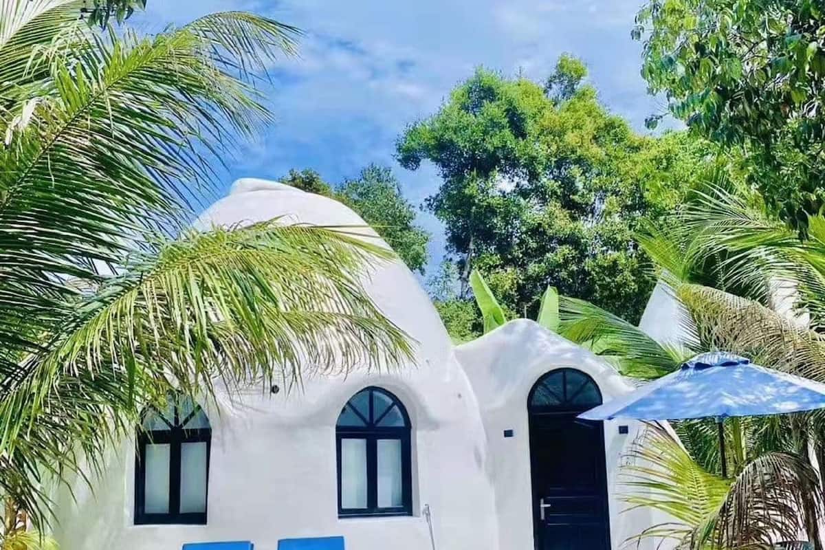 Room, 1 King Bed, Beach View | 2 bedrooms, premium bedding, minibar, in-room safe