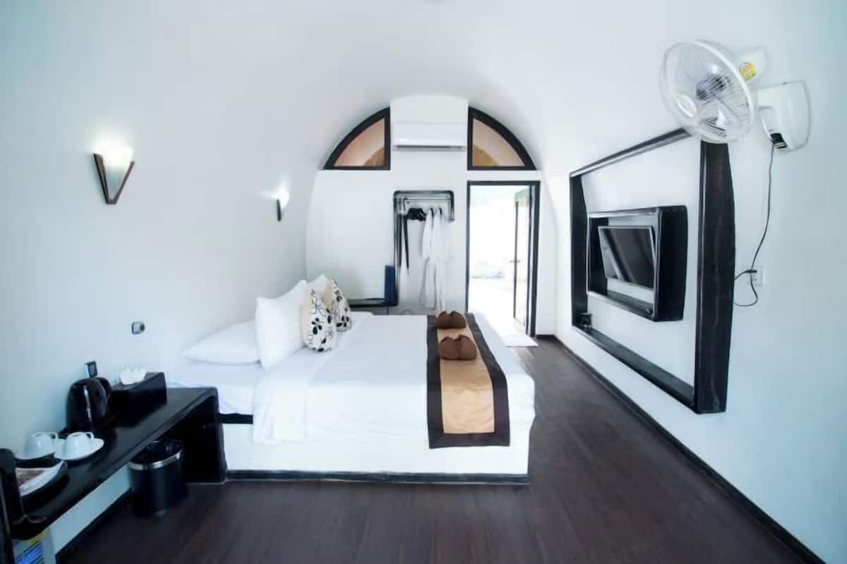 2 bedrooms, premium bedding, minibar, in-room safe