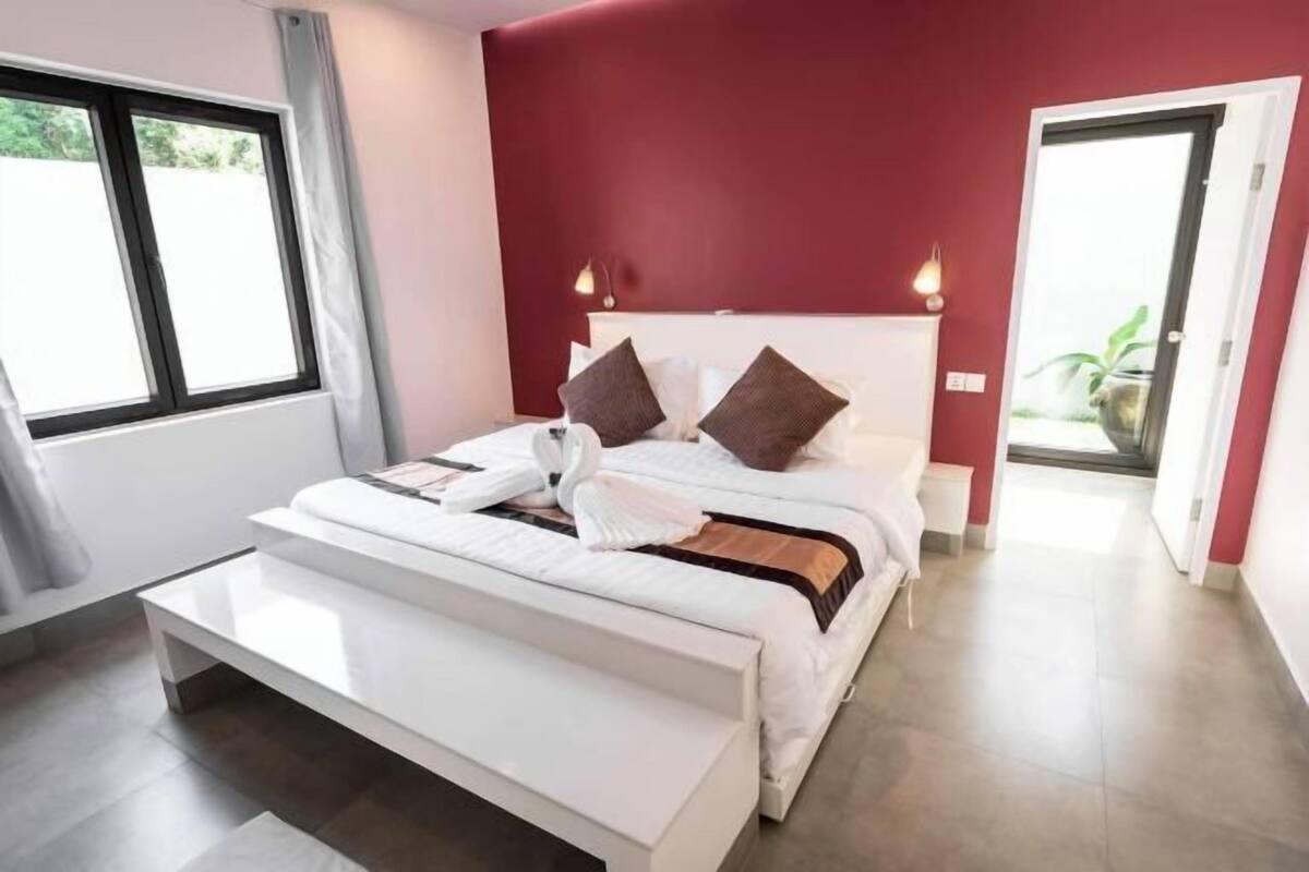 2 bedrooms, premium bedding, minibar, in-room safe