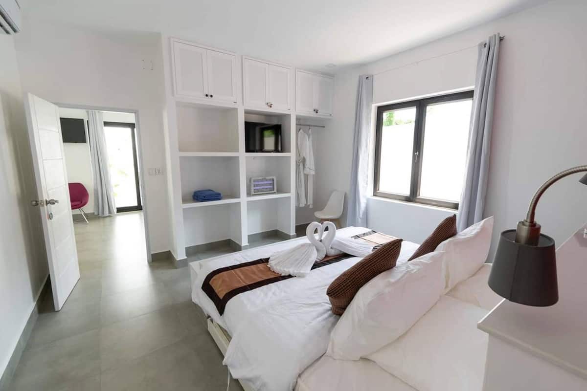 family villa with private jacuzzi (2 king beds and 4 single beds and 1 living room with sofa bed) | premium bedding, minibar, in-room safe, bed sheets