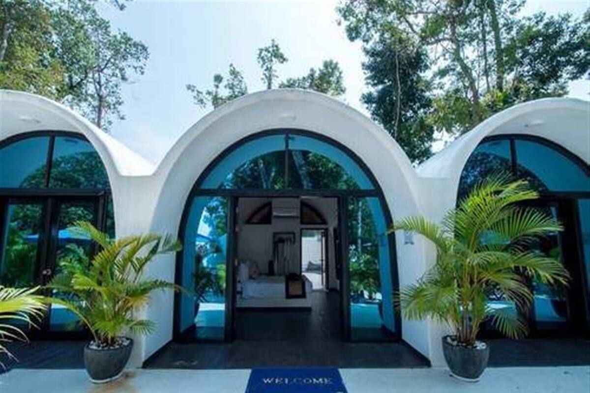 Deluxe Room, 1 King Bed | Premium bedding, minibar, in-room safe, bed sheets
