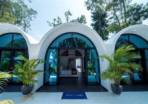 Premium bedding, minibar, in-room safe, bed sheets - Moonlight Resort (Koh Rong Sanloem)