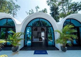 Deluxe Room, 1 King Bed | Premium bedding, minibar, in-room safe, bed sheets