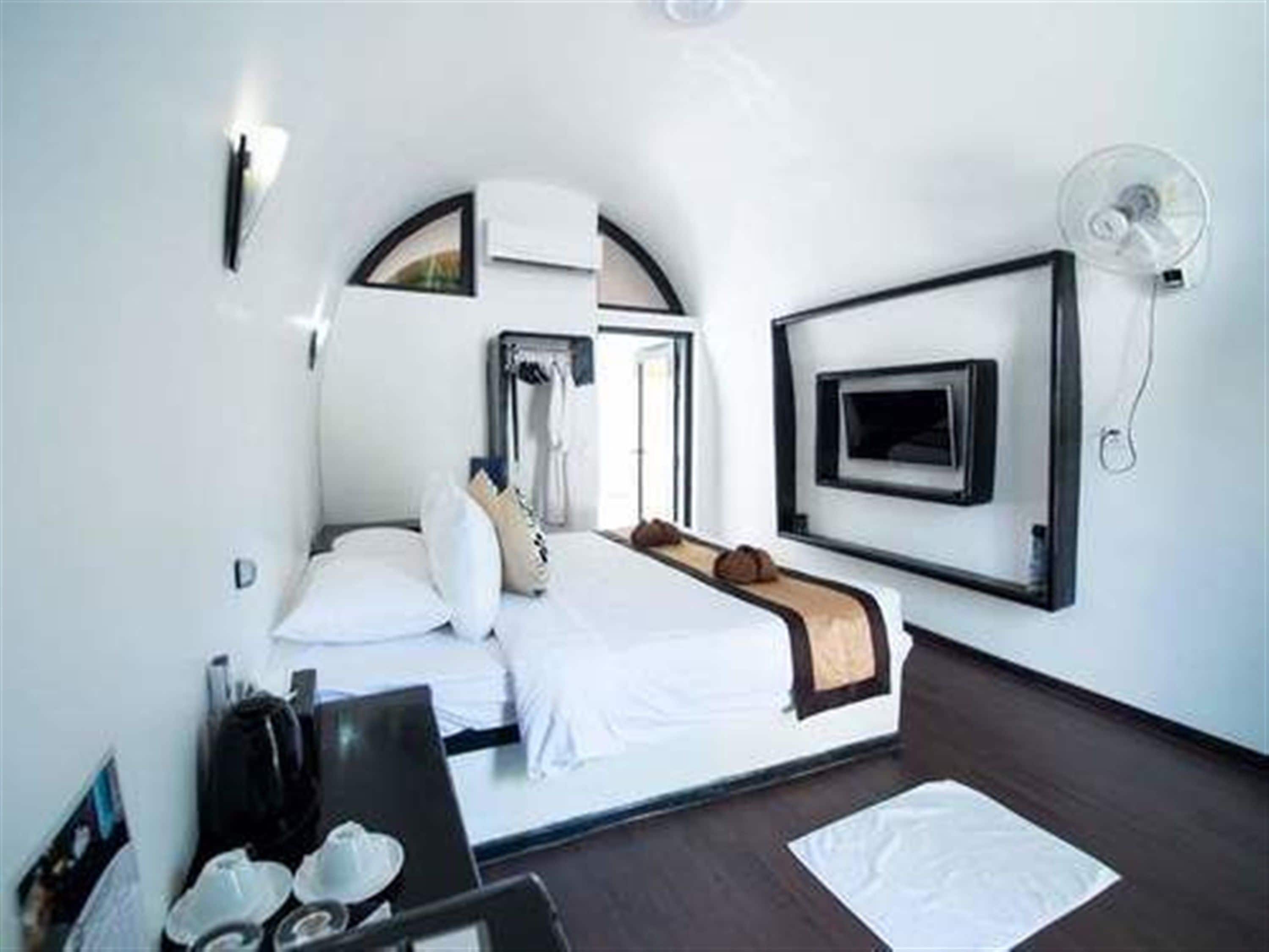 deluxe room, 1 king bed | premium bedding, minibar, in-room safe, bed sheets