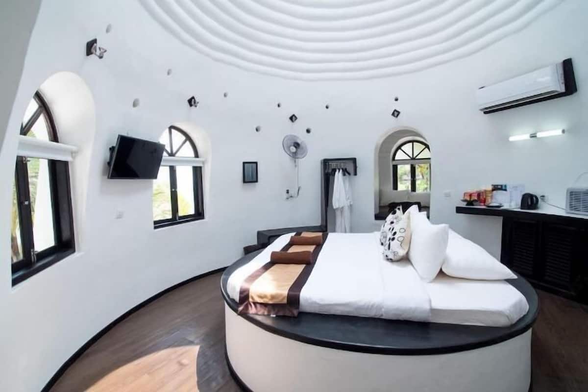 2 bedrooms, premium bedding, minibar, in-room safe