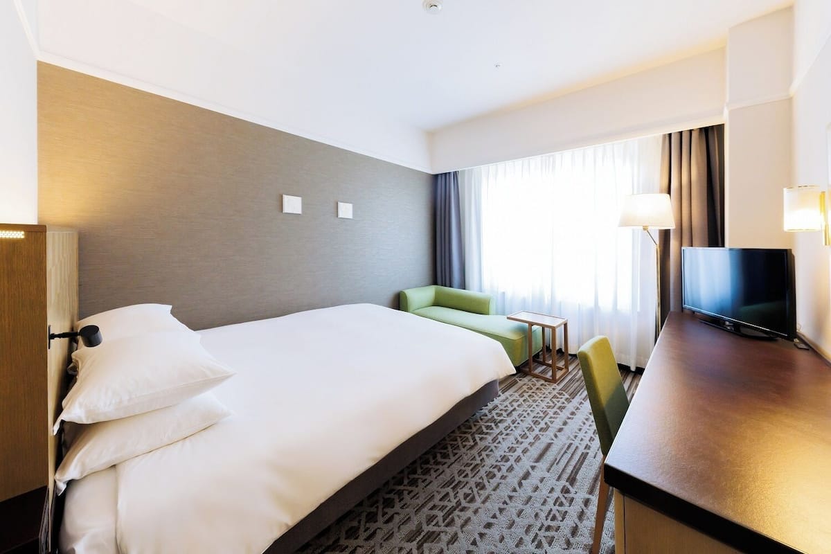 Moderate Double Room Non-Smoking | Down comforters, in-room safe, desk, blackout drapes