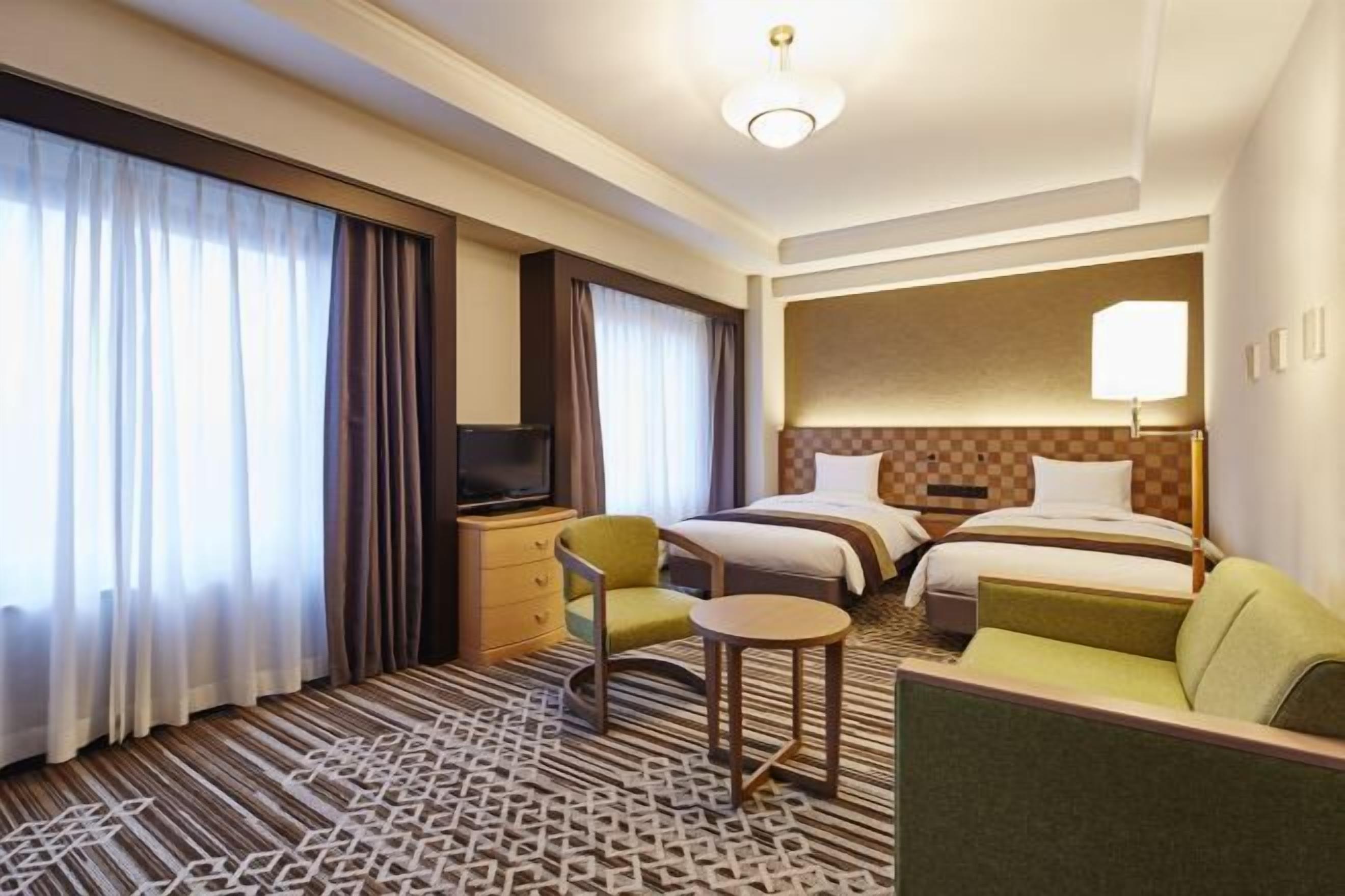 Down comforters, in-room safe, desk, blackout drapes