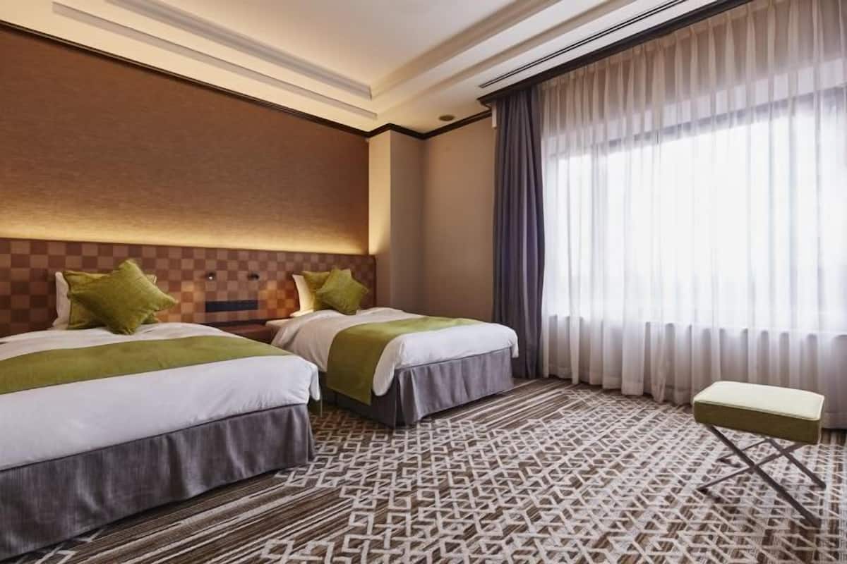 Down duvets, in-room safe, desk, blackout curtains