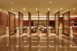 Petit déjeuner, déjeuner et dîner servis sur place