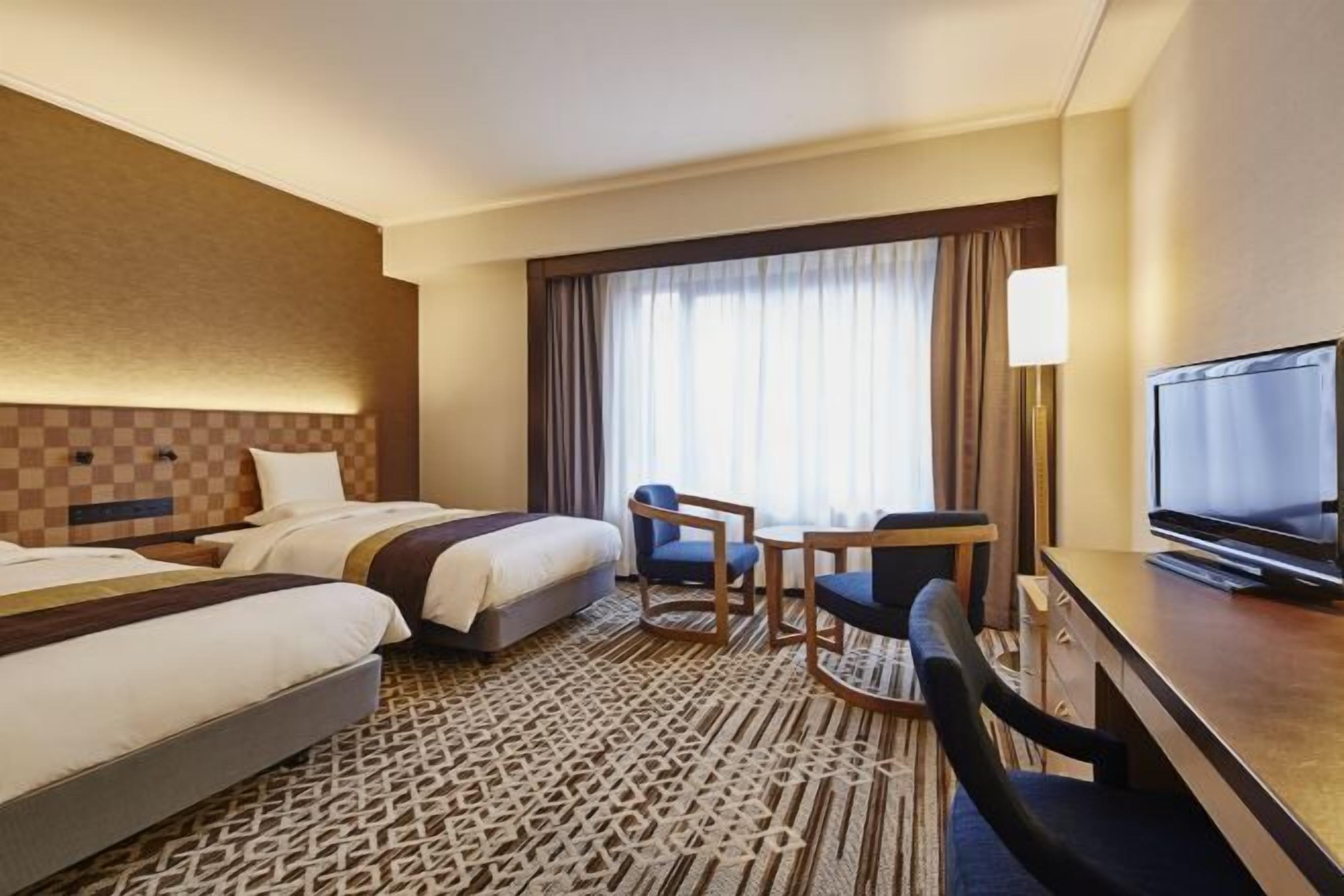 Down comforters, in-room safe, desk, blackout drapes