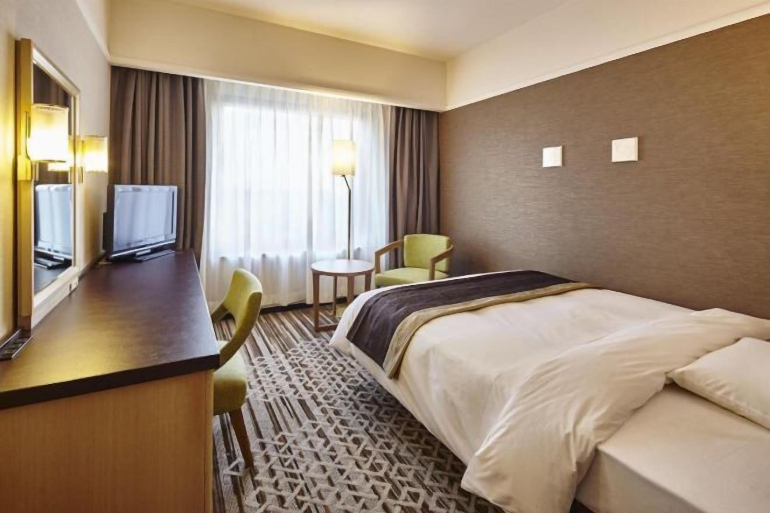 Down comforters, in-room safe, desk, blackout drapes