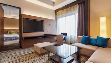 Down comforters, in-room safe, desk, blackout drapes