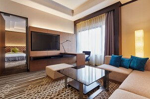 Down comforters, in-room safe, desk, blackout drapes