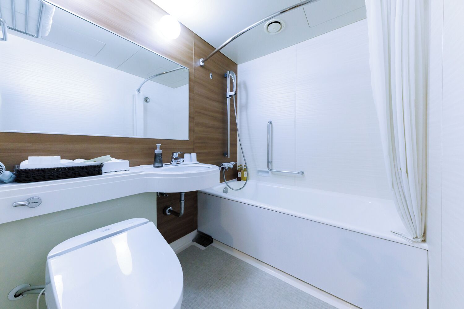 Combined shower/tub, free toiletries, hair dryer, slippers