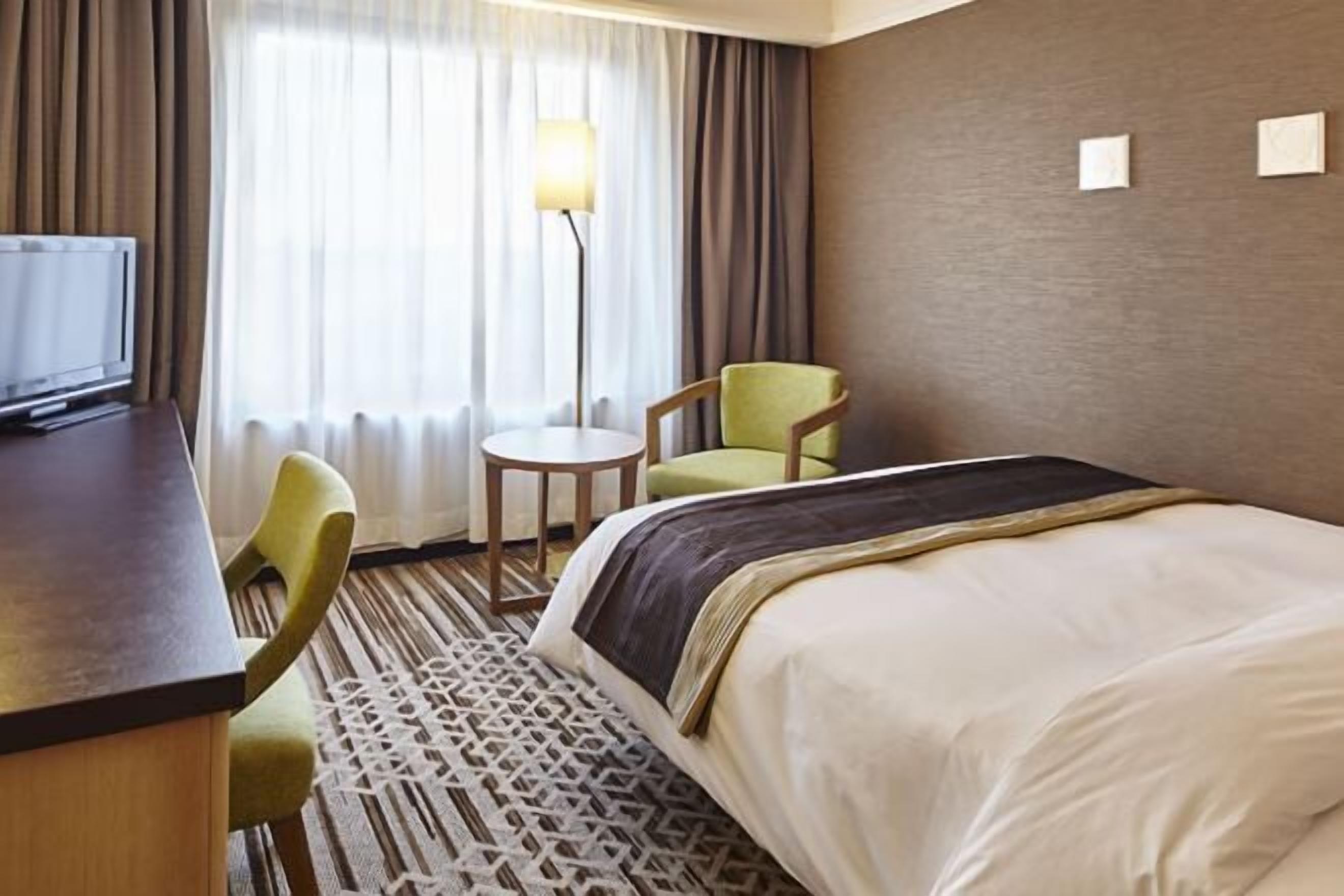 Down comforters, in-room safe, desk, blackout drapes