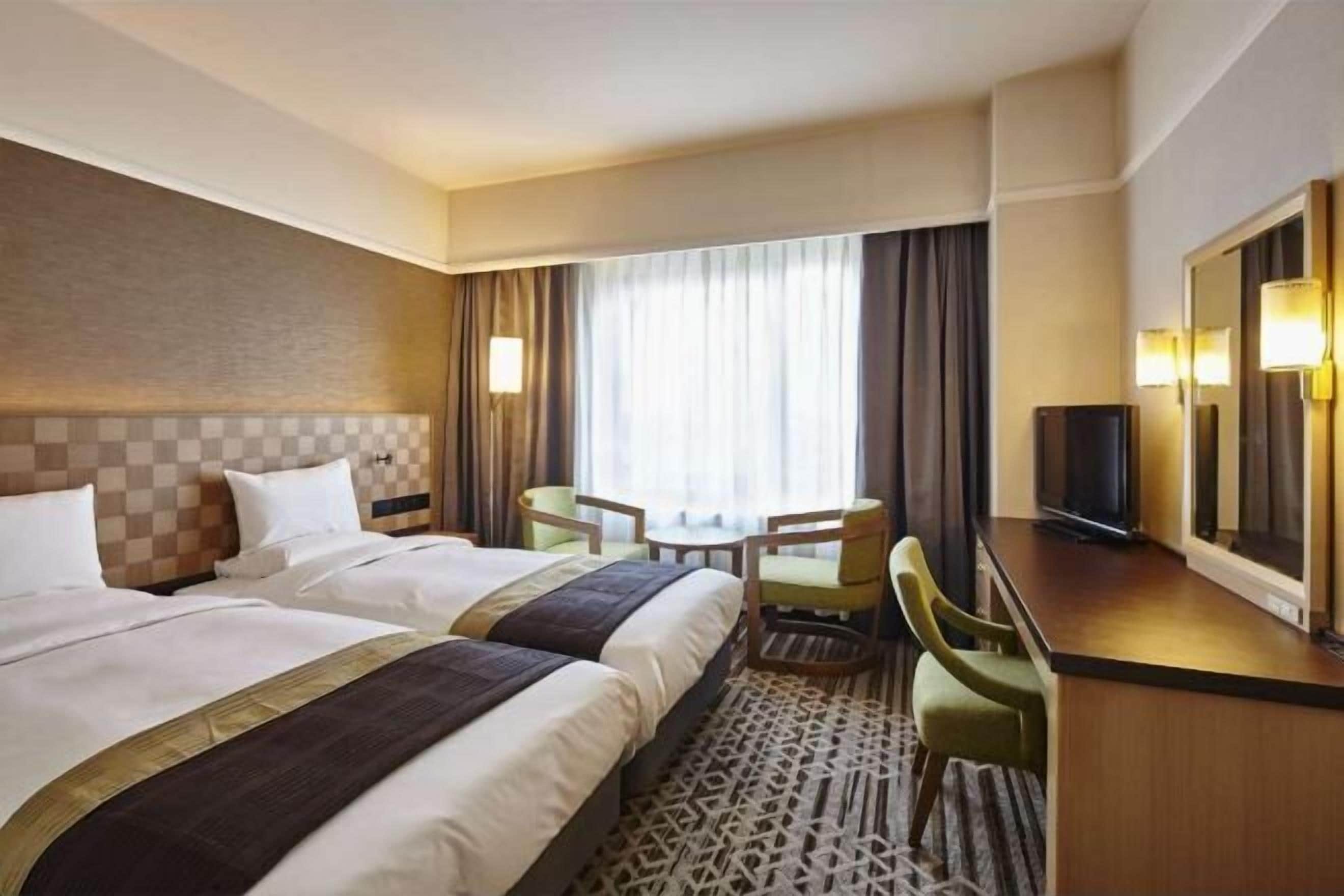 Down comforters, in-room safe, desk, blackout drapes