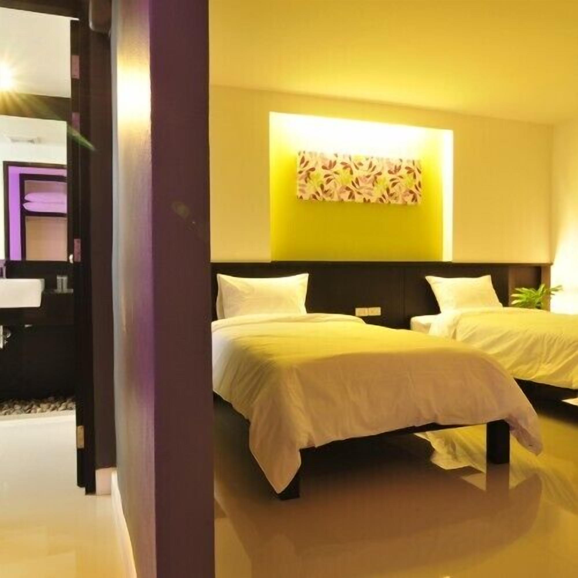 desk, rollaway beds, free wifi