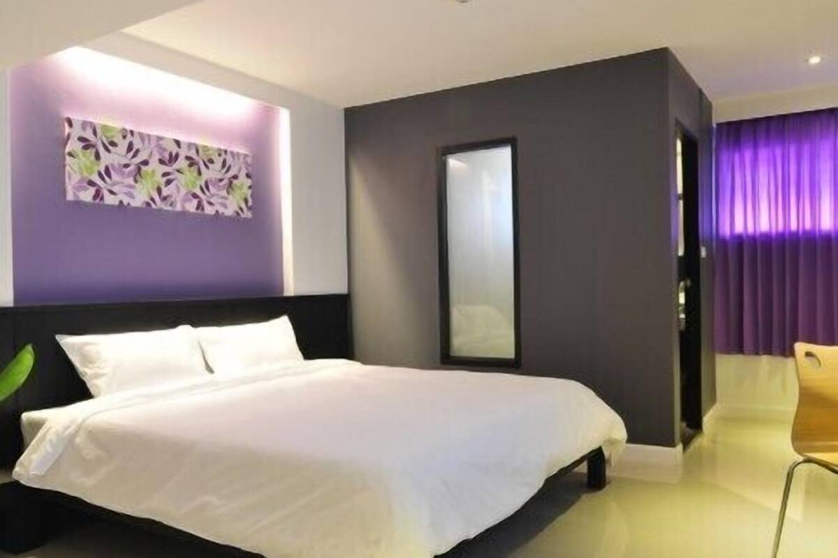 desk, rollaway beds, free wifi