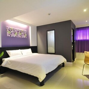 办公桌、折叠床/加床（额外收费）、免费 WiFi