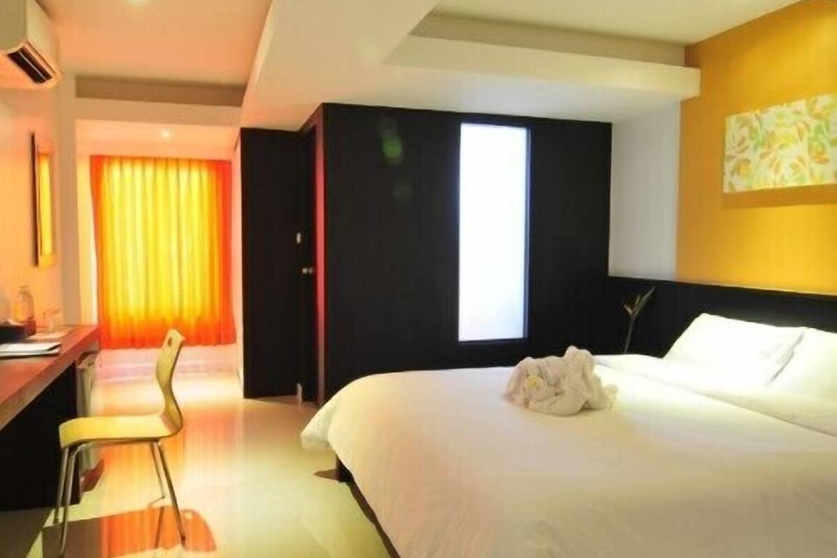 desk, rollaway beds, free wifi