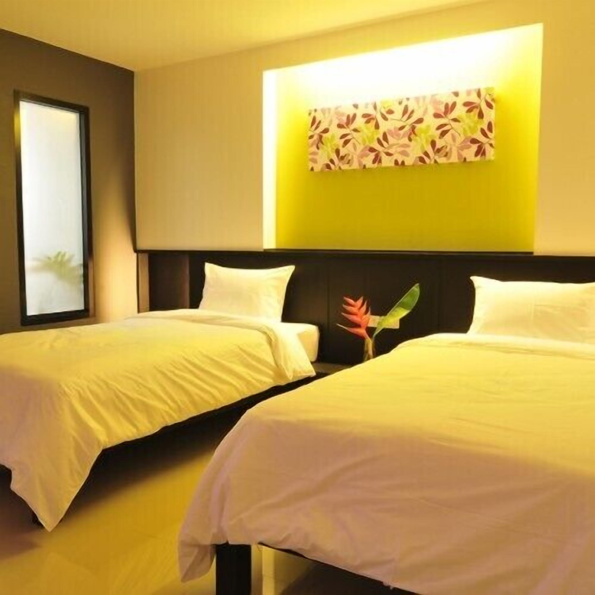 desk, rollaway beds, free wifi