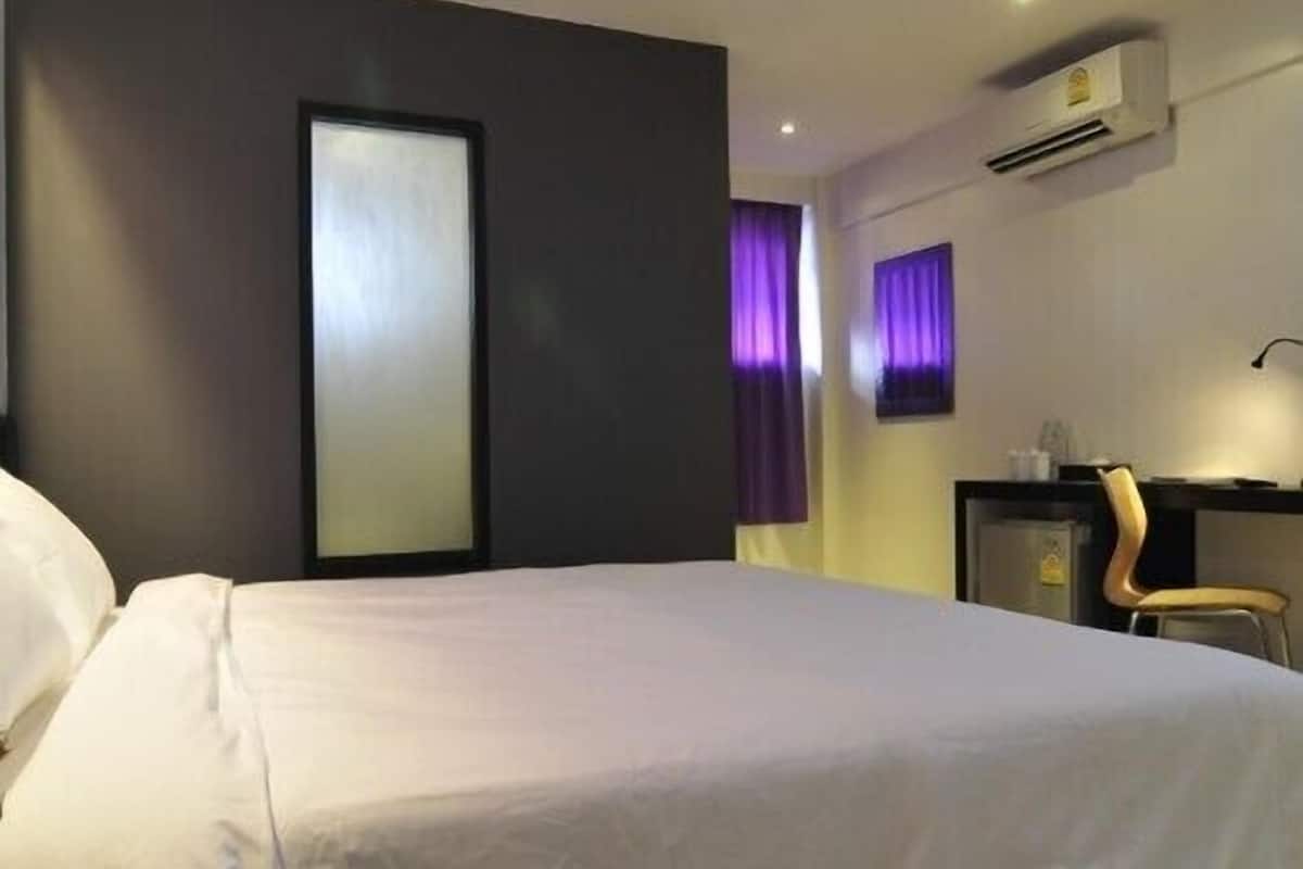 desk, rollaway beds, free wifi