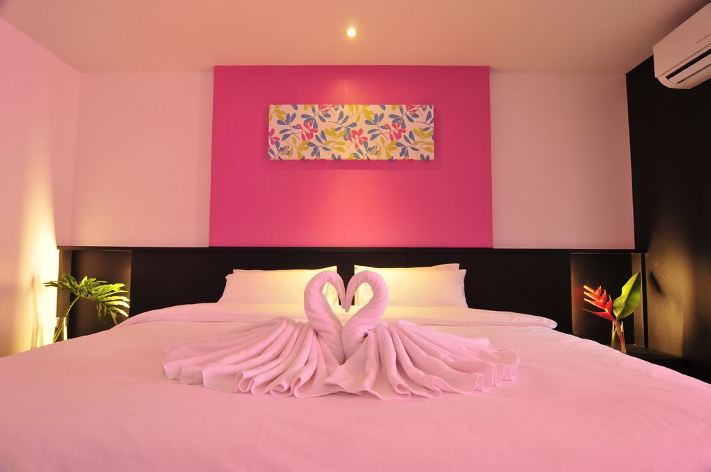 desk, rollaway beds, free wifi