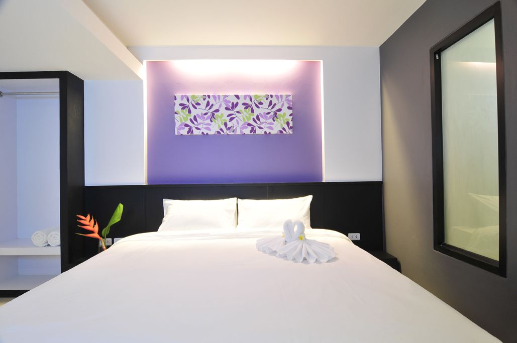 desk, rollaway beds, free wifi