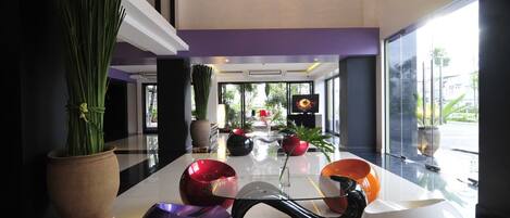 Coin salon dans le hall