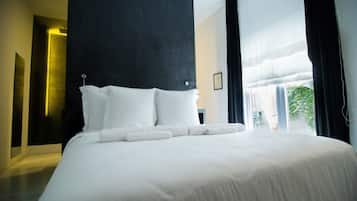 Standard Room, 1 Queen Bed | Minibar, in-room safe, desk, soundproofing