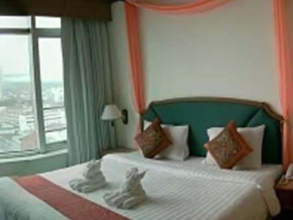 Superior Room | Minibar, in-room safe, desk, rollaway beds
