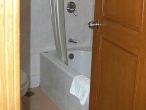 Regadera, amenidades de baño gratuitas, secadora de cabello 